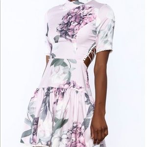 L’ATISTE purple floral dress. Size M. NEVER WORN.